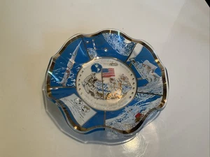 NASA KENNEDY SPACE CENTER PIATTO SOUVENIR VINTAGE PRIMO ATTERRAGGIO LUNARE - Foto 1 di 10