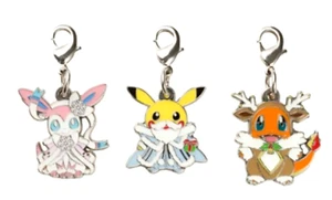 Pokemon Center Frosty Christmas 2019 Metal Charm Set Pikachu Sylveon, Charmander - Imagen 1 de 3