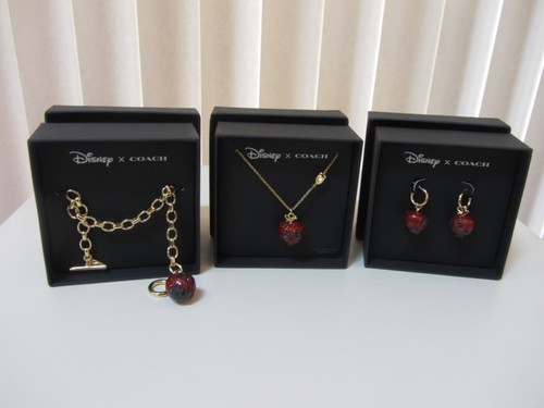Collana bracciale e orecchini Disney X Coach mela velenosa