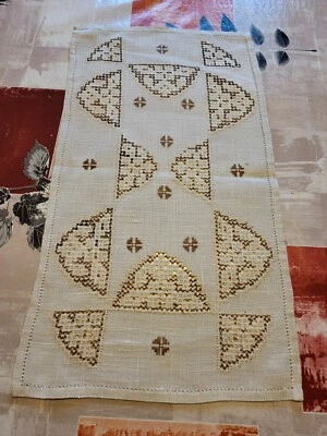 napperon brodé centre de table 47*26 cm N°5 - Photo 1/4