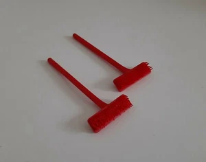 PLAYMOBIL (1213) OUTILS - Lot de 2 Balais Brosses Rouge 4232 (poils abimés) - Imagen 1 de 1