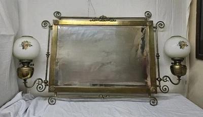 Espejo biselado antiguo de colección con marco de latón desplazado con lámparas de aceite globos originales rosa Foto 1 de 4