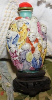 Antiguo tarro chino moldeado monjes Lohan botella de tabaco porcelana relieve talla Foto 1 de 4