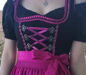 Dirndl Bergweiss Trachten Kleid Bluse Gr. 32 schwarz pink neuw - Bild 1 von 6