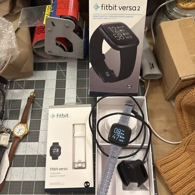 Rastreador de actividad Fitbit Versa 2 con cargador - Banda Versa extra Foto 1 de 4