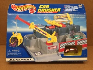 HOT WHEELS CAR CRUSHER CRUSH & TRASH ACTION PLAYSET 1998 W/ VW BUG BEETLE SEALED - Picture 1 of 8