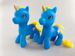 Menge 2 Gi-Go Toys Wonderland 4,5" blaues Einhorn Pony mit gelben Haaren Spielzeug - Bild 1 von 12