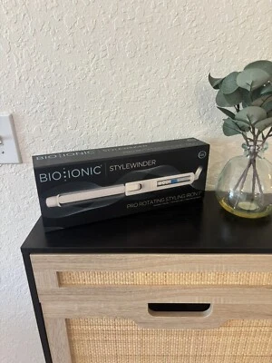 Plancha de peinado giratoria Stylewinder ajustes de calor ajustables. Foto 1 de 2