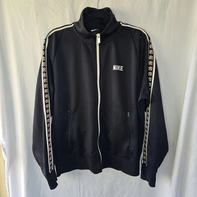 Chaqueta Nike Evolution Of The Swoosh Tribute CQ7192-010 Grande Negra Clásica  Foto 1 de 4