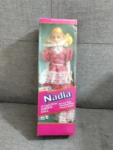 Vestido de Encaje Vintage Nadia 11 1/2" de Moda Muñeca Hong Kong Rojo Brillante y Blanco Nuevo de Nuevo - Imagen 1 de 8