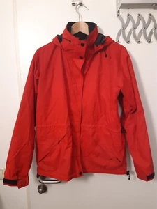 Rote Regenjacke von Vaude in M, mit schönen Taschen und einrollbarer Kaputze - Bild 1 von 4