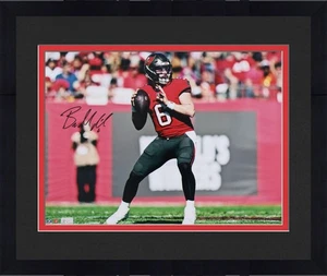 Gerahmtes handsigniertes Baker Mayfield Tampa Bay Buccaneers 16" x 20" Wurffoto - Bild 1 von 1