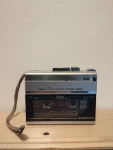 Mini Cassette Tape Recorder - SANYO M1120 - 90s WALKMAN VINTAGE - Foto 1 di 13