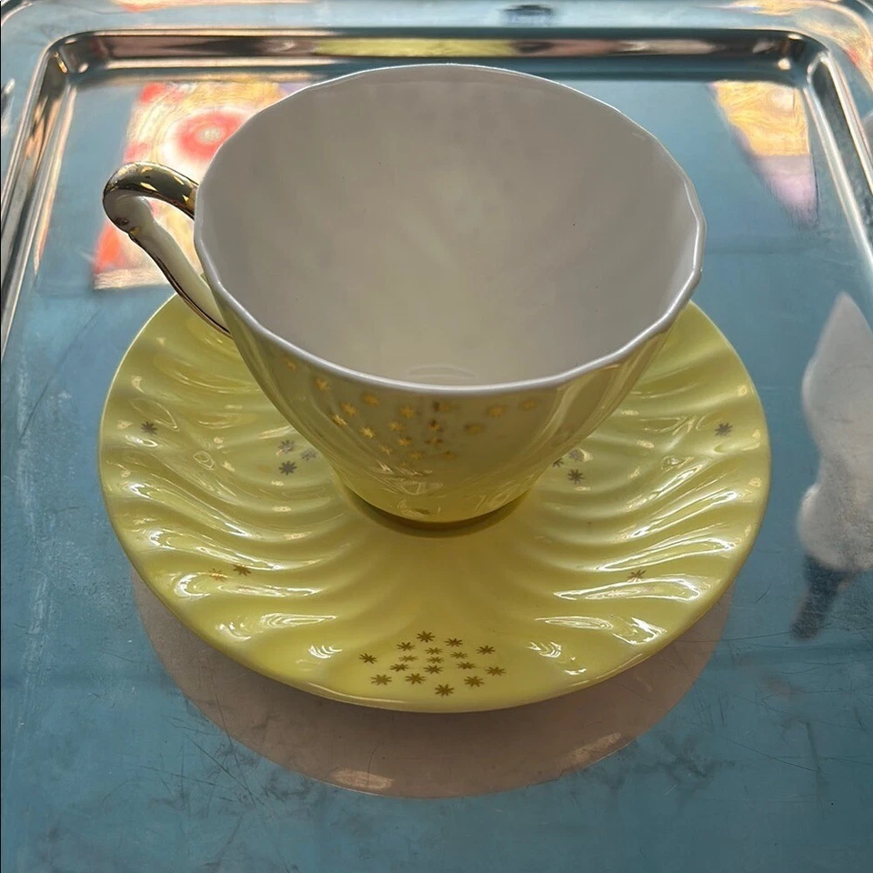 Elegante juego de taza de té y platillo Queen Anne amarillo y dorado Foto 1 de 1