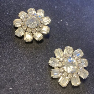 Signed Weiss Prong Set Austrian Crystal Rhinestone emerald cut Clip Earrings - Picture 1 of 12