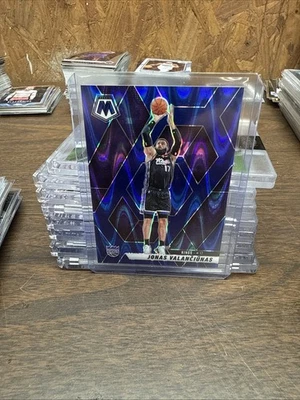 2024-25 Panini Mosaic Prizm Jonas Valanciunas #169 /149 Blue Wave Kings SP - Image 1 of 3