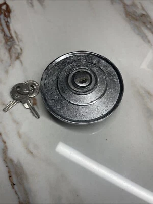 Tapa de Gas Bloqueo Cromo Mustang Falcon Comet Chevy II Nash Rambler Nuevo de Lote Antiguo Foto 1 de 4