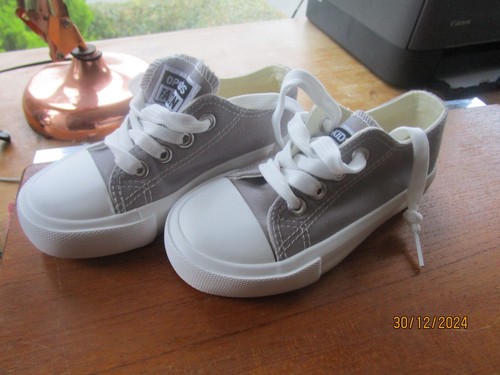 Scarpe da ginnastica bambino taglia 9 (euro 27) unisex stile Converse nuove senza etichette senza scatola