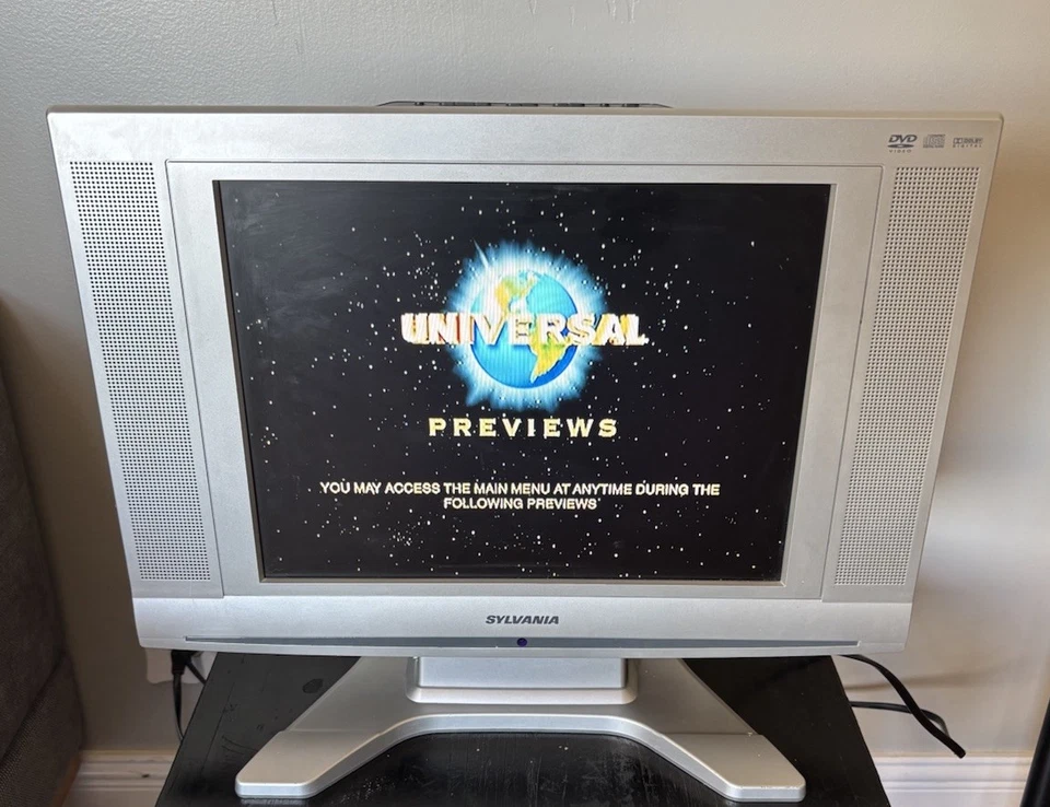 Sylvania 15” LCD TV DVD Player Combo AUX RCA Gaming S-Video No Remote TESTED - Image 1 of 4