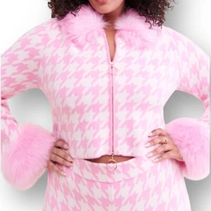Show Me Your MuMu 3X rosa Hahnentritt Kunstfell Reißverschluss Jacke Barbie Coquette Neu mit Etikett - Bild 1 von 9