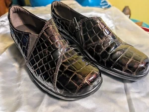 Clark's Bendables Alligator Pattern Patent Leather Slip On Zip Shoes Sz 9.5 - Picture 1 of 11