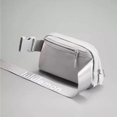 Bolso Cinturón Nuevo con Etiquetas Plateado Gota/Blanco Marca Lululemon Everywhere EBB 1L Foto 1 de 4