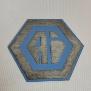 Parte de calcomanía vintage con logotipo de emblema de metal hexagonal de 5 pulgadas - Imagen 1 de 5