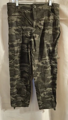Pantalones camuflados verdes talla mediana Social Standard by Sanctuary para mujer Foto 1 de 4