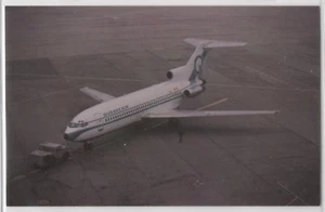 Postal de aviación de aviones Quebecair Airlines B-727 remolcados en asfalta - Imagen 1 de 2