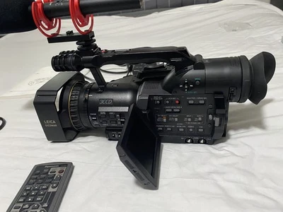 Panasonic AG-DVX100B 3CCD MiniDV Video Camera 24P w/ Case, 3 mini-DV tapes - Image 1 of 4