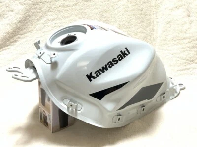 Genuine Kawasaki Z650 ER650KNFAN Fuel Tank Pearl Robotic White New Take-Off - Image 1 of 4