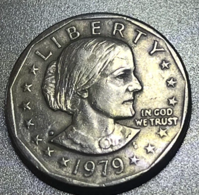 1979 D SUSAN B. ANTHONY $1 COIN - FILLED MINT, SLIGHTLY OFF-CENTER OBV. & REV. - Image 1 of 2