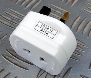 TWIN PACK (2x) 2 PIN TIPO RASOIO SPINA AD UN ADATTATORE DI RETE UK 3 PIN FUSO A 1 AMP - Foto 1 di 2