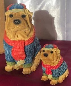 Charp Pei Hund Papa und Sohn Figuren bekleidet mit Pullover, Schal und Mütze  - Bild 1 von 7