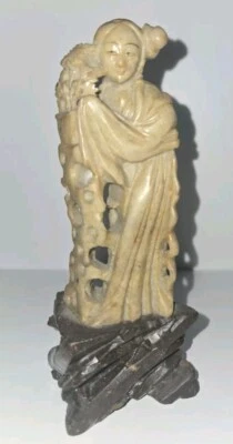 Estatuilla de colección china tallada en piedra de jabón Guanyin en base estatua  Foto 1 de 4