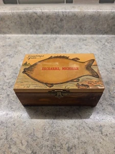 Baratija/caja escondida de cedro vintage saludos de Escanaba Michigan Curt Teich & Co - Imagen 1 de 11