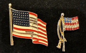 Zwei patriotische rot/weiß/blau amerikanische Flagge Pins Vintage - Bild 1 von 2