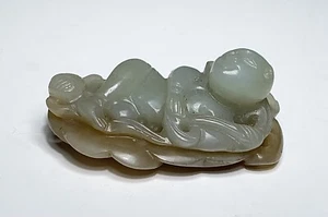 Antique QING CHINESE PALE GRAYISH WHITE JADE HAND CARVED RECUMBENT FIGURE & LEAF - Picture 1 of 7