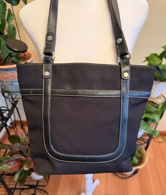 Bolso de hombro Franco Sarto de nailon negro con bolsillo inteligente ligero cierre interior con cremallera Foto 1 de 4