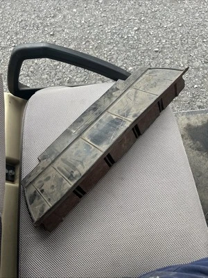 1978 - 1980 年 Oldsmobile Cutlass 后保险杠填料 557369,保险杠到车身,中心  — 第 1/4 张图片