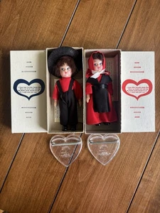 Set 2 Bambole Amish Ragazzo e Ragazza Rosso 5" con Base Cuore e Scatole Lancaster County - Foto 1 di 9
