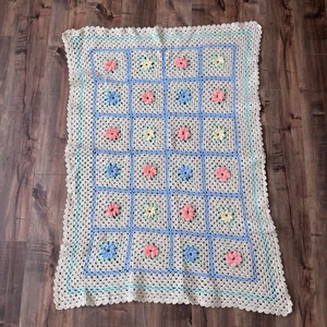 Vintage Handarbeit 3D Blume gehäkelt Baby Überwurf Decke Afghan 52”x38” Rosa Blau - Bild 1 von 8