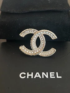 Chanel Pearl Matte Gold Tone CC Logo Brooch - Picture 1 of 11