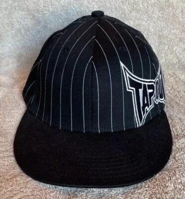 Gorra Tapout Negra con Rayas Blancas y Logotipos Cosidos Talla L/XL Elastizada Foto 1 de 4