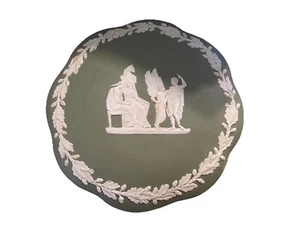 Medium-sized Wedgwood Sage Green Jasperware Scalloped Trinket Box - Picture 1 of 6