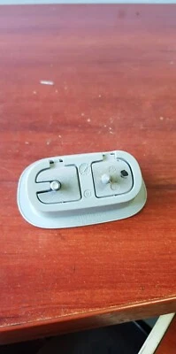 Mercedes Benz Classe E W211 crochet arrière droit A2118600614 - Photo 1/2