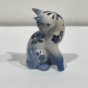 Gato pequeño de porcelana pintado azul Delft forma siamés de 2,5" FM 1986 - Imagen 1 de 5