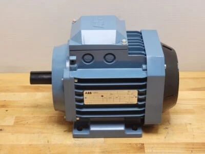 Motor de CA ABB IEC M2AA 080 B2, 3GAA081002-ASE, 1,1 kW, 50 Hz, 2760 RPM, 230/400 VAC Foto 1 de 4