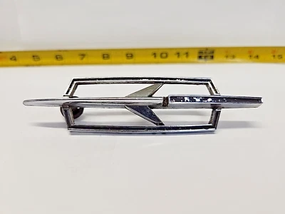 Oldsmobile Cutlass 442 (587) Emblema de rejilla nariz de cohete GM 408585 1971 FABRICANTE DE EQUIPOS ORIGINALES usado Foto 1 de 4