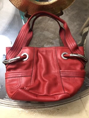 Bolso de hombro B Makowsky de cuero rojo liso con herrajes plateados en los bolsillos #7 Foto 1 de 4